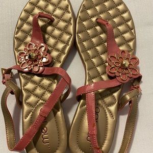 NEW Me Too Womens Thong Sandals Pink Gold Slingback Metal Flower Low Shoes 7